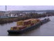 Une barge sombre en plein Paris