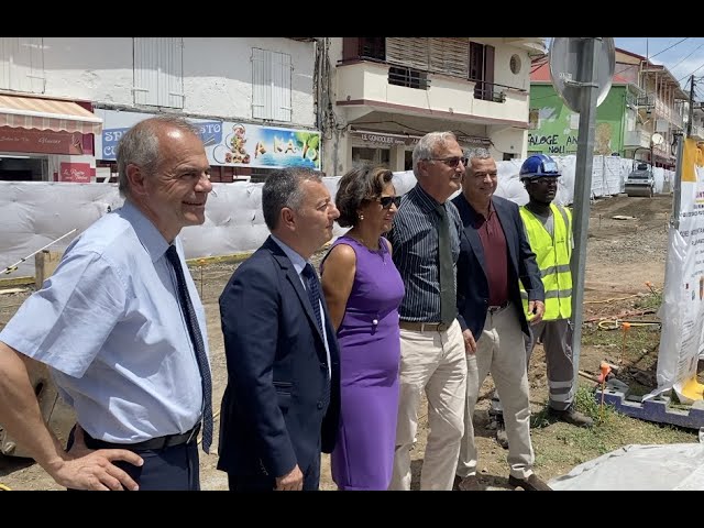 Pose de la première pierre du 1er tronçon de la rue de la république.