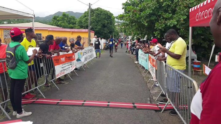 Arrivée de la première étape des Foulées de Baillif.  Plessis