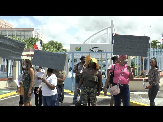 Manifestation des stagiaires du CRP Emergence de Baie-Mahault devant la région Guadeloupe.