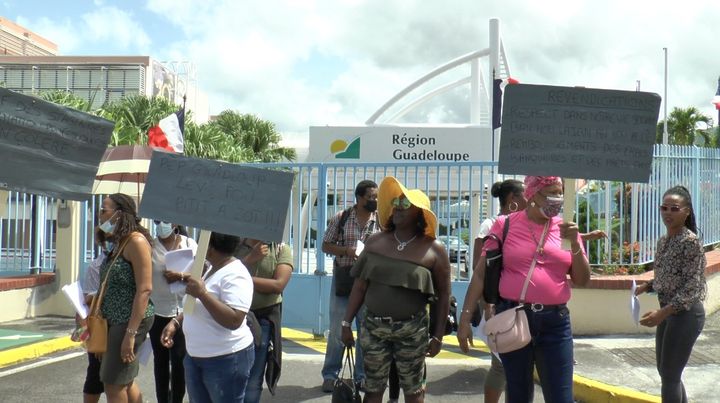 Manifestation des stagiaires du CRP Emergence de Baie-Mahault devant la région Guadeloupe.