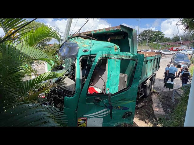 Accident sur la route de Gourbeyre ce matin, trois véhicules poids lourds sont rentrés en collision.