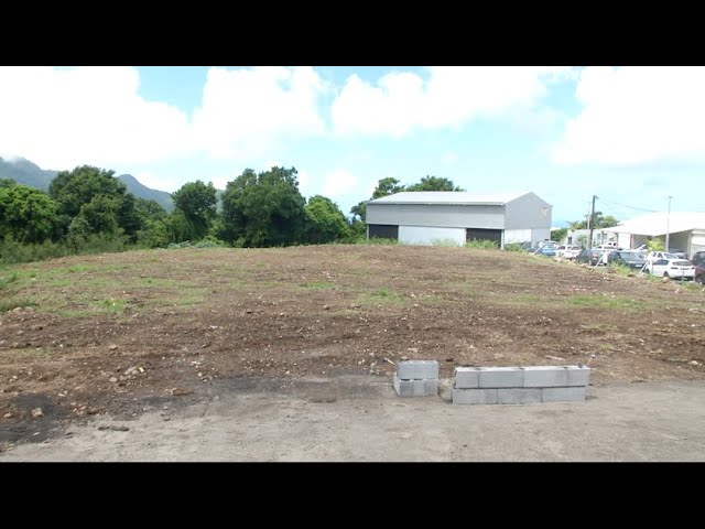 Saint-Claude: Morin pose de la première pierre de la déchèterie de Basse- Terre.